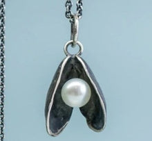 Load image into Gallery viewer, Mussel Pearl Necklace
