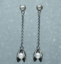 Load image into Gallery viewer, Mussel Pearl Dangle Earrings
