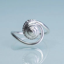 Load image into Gallery viewer, Whelk Wave Ring 7
